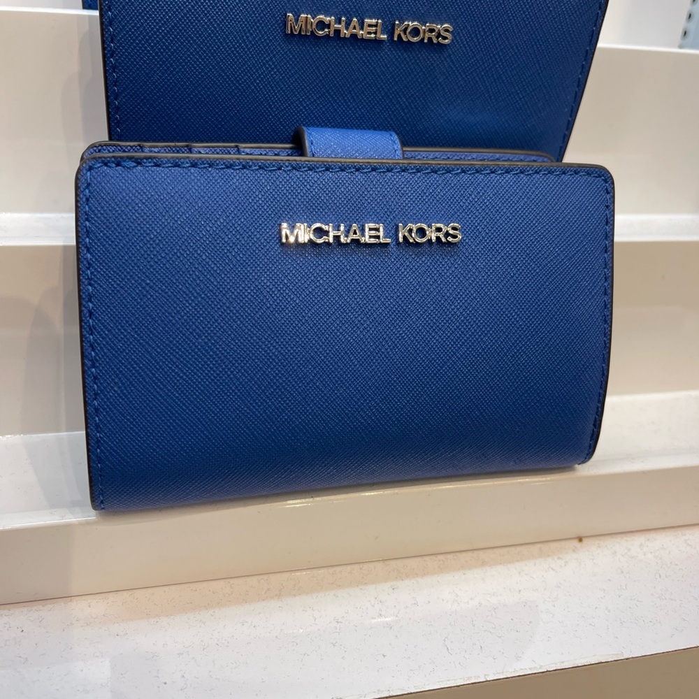 MICHAEL KORS Medium Saffiano Leather Bifold Wallet
Galaxy Blue 
NWT - Picture 3 of 16